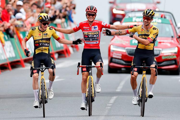 Dette års Vuelta a España var en ren magtdemonstration fra Team Jumbo-Vismas side. Holdet satte sig på alle tre podiepladser. Amerikanske Sepp Kuss vandt den røde førertrøje, mens Jonas Vingegaard (tv.) blev nummer to foran Primoz Roglic (th.). Foto: Oscar del Pozo/Ritzau Scanpix