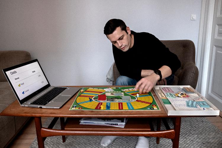 Andreas Christiansen har skabt en simulator og ladet de 20 heste i den nye version af kultbrætspillet Derby løbe om kap mod hinanden - i alt 1.860.480 gange. Foto: Jacob Ehrbahn