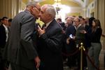 Senatslederen Chuck Schumer (tv.) taler med sin senatorkollega Jack Reed under et pressemøde i går.  Foto: Alex Wong/Ritzau Scanpix