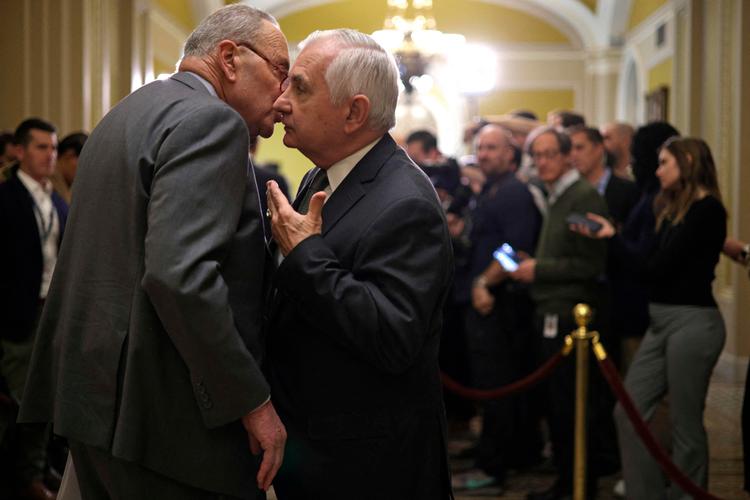 Senatslederen Chuck Schumer (tv.) taler med sin senatorkollega Jack Reed under et pressemøde i går.  Foto: Alex Wong/Ritzau Scanpix