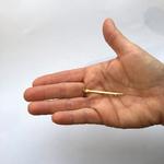 Guldøreskeen fra middelalderen er omkring 4-5 centimeter lang. Den blev brugt til både at rense ører, tænder og negle med, men det har kun været en genstand for de allerfineste.  Foto: Københavns Museum