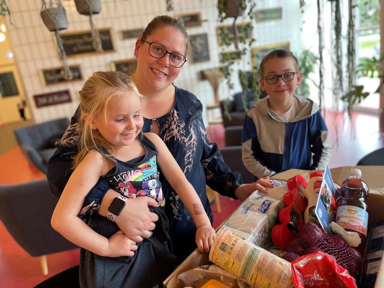 Maiken Brix Skoven og hendes to børn på 4 og 11 år er afhængige af hjælp fra familie, venner og hjælpeorganisationer. Maiken Brix Skoven understreger, at hendes Apple Watch på håndleddet er en fem år gammel julegave.
Foto: Blå Kors.   