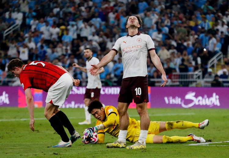 Manchester City-stjernen Jack Grealish ærgrer sig over en spildt mulighed i VM-semifinalen mod japanske Urawa Red, som City besejrede 3-0. I dag spiller Grealish VM-finale.  Foto: Amr Abdallah Dalsh/Ritzau Scanpix