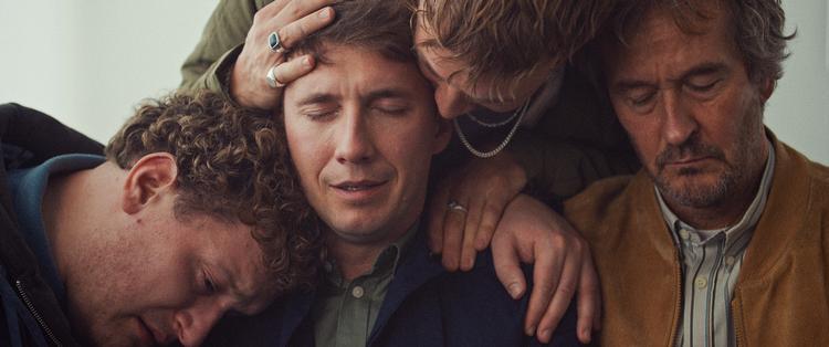 Forholdet mellem tre brødre og deres far skal klinkes efter en sorg har ramt dem i Milad Schwartz Avaz' rørende spillefilmdebut som instruktør. @SF Film  Foto: Still fra filmen