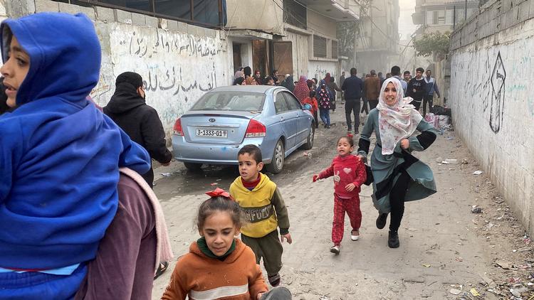 På billedet, der er taget 20. december, flygter palæstinensere i Gaza fra et israelsk angreb. Det er de civile i Gaza, som betaler prisen for en manglende våbenhvile.
 Foto: Arafat Barbakh/Ritzau Scanpix