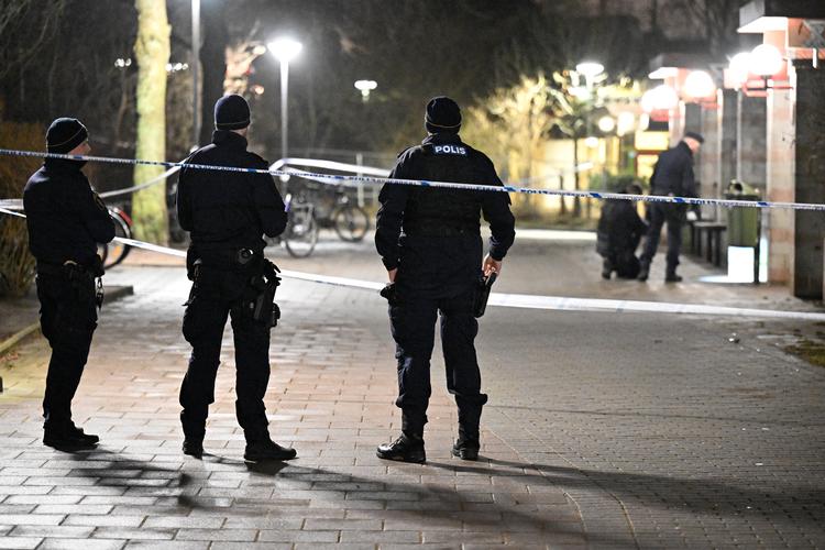 Politiet på gaden i Almgården i Malmø i søndags, efter at der var blevet affyret skud. En person skal være blevet kørt på hospitalet.  Foto: 50090 Johan Nilsson/tt/Ritzau Scanpix