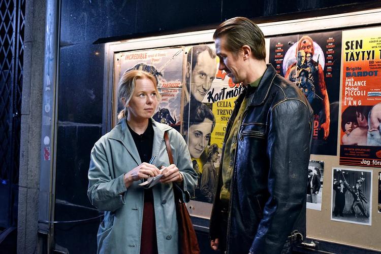 De to ensomme finner, Ansa og Holappa, har mødt hinanden på en karaokebar og går i biografen på deres første date. Det er både klassisk finsk og klassisk Kaurismäki.  Foto: Still fra filmen