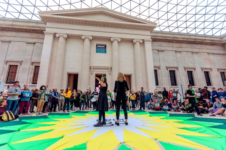 Der har i årevis været klimaprotester på British Museum. Her er det miljøteatergruppen BP or not BP?. Foto: Penelope Barritt/shutterstock/Ritzau Scanpix