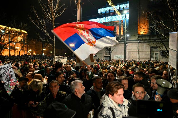 Søndagens valg i Serbien fik mange tilhængere af oppositionen til at gå på gaden i protest over resultatet, som både oppositionen og valgobservatører sætter spørgsmålstegn ved. Foto: Andrej Isakovic/Ritzau Scanpix
