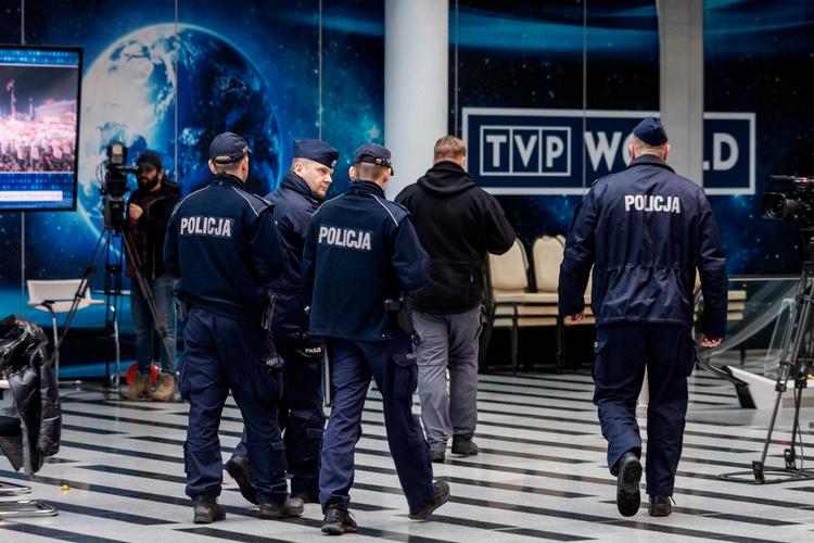 Politiet blev hidkaldt, da en gruppe demonstranter protesterede over reformen af den statsejede polske tv-station TVP, som blandt andet førte til fyringer af ledende skikkelser. Foto: Wojtek Radwanski/Ritzau Scanpix