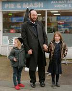 Joel Friedman, der her ses sammen med sine to børn, er talsmand for de ortodokse jøder i London. Han fortæller hvordan bølgen af antisemitiske episoder i Storbritannien siden 7. oktober har sendt rystelser gennem det jødiske samfund, og hvordan mange ortodokse jøder føler sig misforstået og uvildigt involveret i debatten om krigen i Gaza. Foto: Martin Bjørck