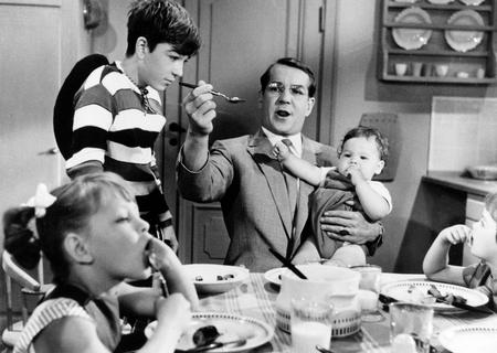 Min søsters børn. Tv2 viser den festlige danske familiefilm fra 1966 med bl.a. Axel Strøbye og en flok livlige unger spillet af Jan Priiskorn Schmidt(stående), Vibeke Houlberg, Pusle Helmuth og Lars Madsen Foto: Tv2