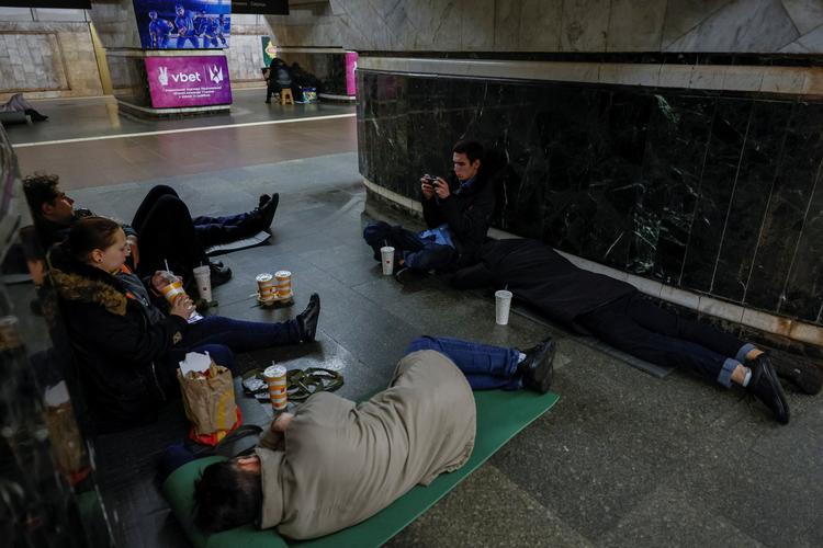 En gruppe mennesker har søgt tilflugt på en metrostation i Kyiv under et russisk angreb på den ukrainske hovedstad. Foto: Alina Smutko/Ritzau Scanpix