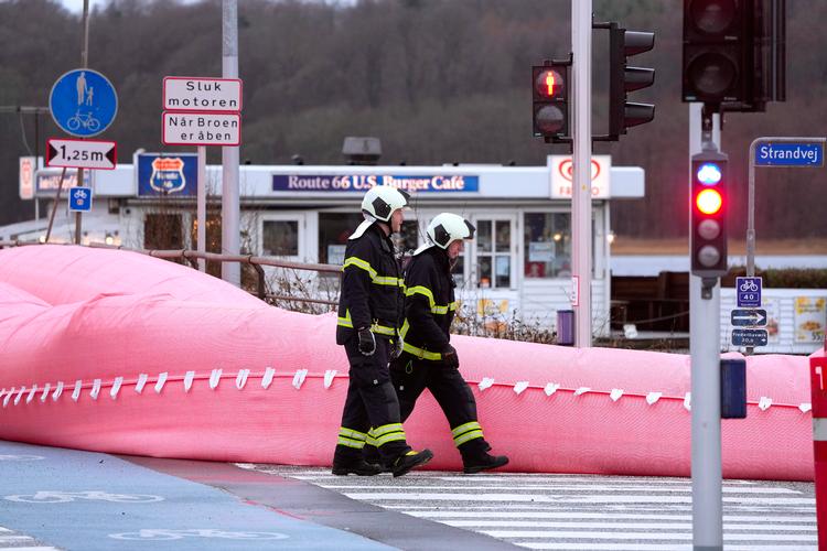 Folk fra Beredskabsstyrelsen efterspænder watertubes ved Frederikssund torsdag. Foto: Keld Navntoft/Ritzau Scanpix