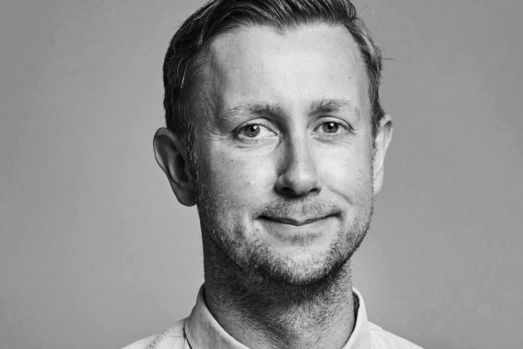Skolen skal danne børn og unge til at håndtere, at livet indimellem er kedeligt og svært, og at man skal gøre sig mere umage og ikke bare spørge ChatGPT for at blive dygtig til noget, siger pædagogisk filosof Niels Jakob Pasgaard. Foto: Pr Foto
