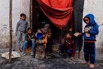 På dette billede taget 22. december laver en palæstinensisk kvinde i Gaza mad til sin familie uden for et hus i det sydlige Gaza. Ifølge ny rapport springer mange voksne i Gaza et eller flere måltider over for at give maden til deres børn. Foto: Mohammed Abed/Ritzau Scanpix