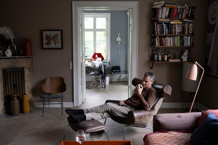  Kokken og iværksætteren Claus Meyer er aktuel med selvbiografien 'Drømmer'. Fotograferet i sit hjem på Frederiksberg.   Foto: Thomas Borberg