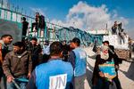 UNRWA-ansatte deler mad og forsyninger ud fra et lager i Rafah. Arkivfoto.  Foto: Mohammed Abed/Ritzau Scanpix