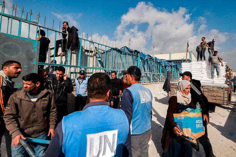 UNRWA-ansatte deler mad og forsyninger ud fra et lager i Rafah. Arkivfoto.  Foto: Mohammed Abed/Ritzau Scanpix