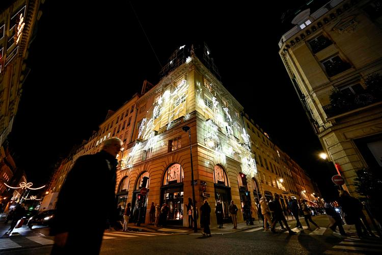 En 80-årige milliardærarving til modeimperiet Hermès har hverken kone eller børn, der kan arve hans svimlende formue. Nu står hans tidligere gartner til at høste milliarder. På billedet ses en juleklædt Hèrmes-forretning i Paris.  Foto: Julien de Rosa/Ritzau Scanpix
