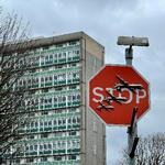 Banksys seneste værk - et stopskilt med tre figurer, der forestiller militære droner - blev hurtigt et eftertragtet bytte for tyve. Foto: Joe Brown/Ritzau Scanpix