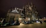 Tysk politi er lørdag aften til stede ved domkirken i Köln med bombehunde, skriver Bild. Foto: Thilo Schmuelgen/Ritzau Scanpix