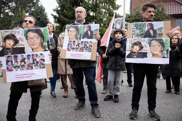 Demonstration til støtte for oprøret i Iran ved den iranske ambassade på Østerbro i København sidste år.  Mellem 75 og 100 demonstranter samt politiet var til stede.  Foto: Thomas Borberg