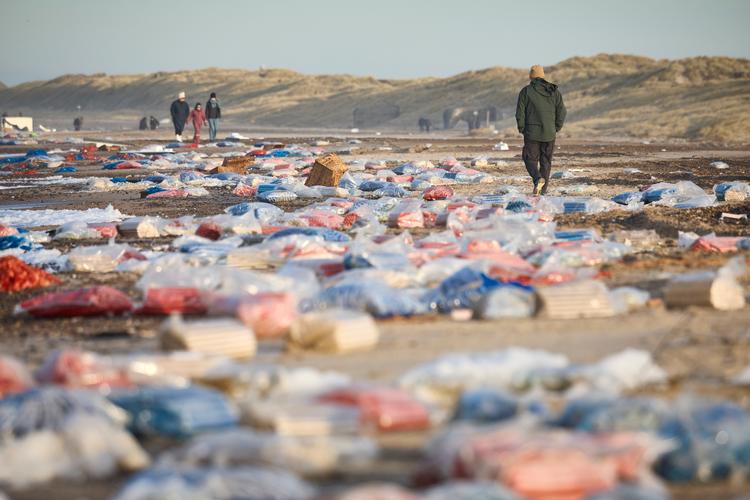     Området mellem Tranum og Slettestrand, hvor flere containere er drevet i land efter at være tabt under stormen Pia. Lørdag den 23. december. Foto: Claus Bjørn Larsen/Ritzau 2023. (Foto: /Ritzau Scanpix)   Foto: /Ritzau Scanpix