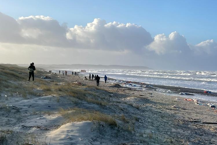 Flere lokale er taget ud til kysten ved Jammerbugt juledag for at samle plastikrester m.m., der er skyllet på land fra de tabte containere fra Mærsk under stormen Pia.  Foto: Tine Kirkensgaard Hansen