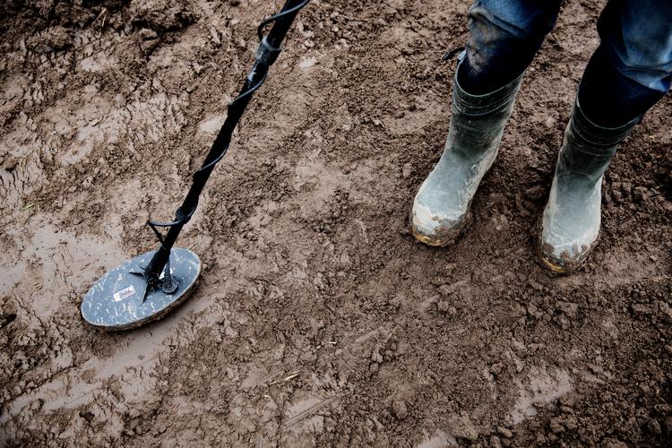 Krucifikset er fundet med en metaldetektor. Foto: Peter Hove Olesen