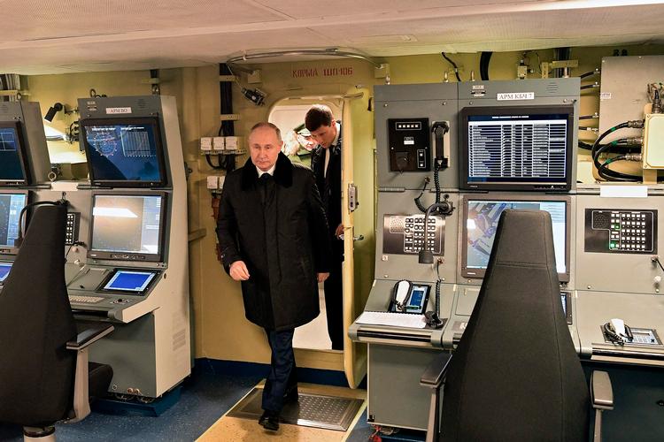 Ruslands præsident, Vladimir Putin, besøgte 1. juledag fregatten 'Admiral Golovko' i Sankt Petersborg. Putin afviser udadtil, at Rusland vil »opgive det, der tilhører os«, men samtidig har han ifølge The New York Times diskret signaleret, at han er parat til at indgå en våbenhvile. Foto: Alexey Danichev/Ritzau Scanpix