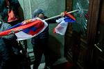 Nogle af oppositionens tilhængere forsøgte at trænge ind på det politibevogtede rådhus i Beograd under de protestdemonstrationer, der samlede mange oppositionstilhængere på gaderne i den serbiske hovedstad juleaftensdag.   Foto: Oliver Bunic/Ritzau Scanpix