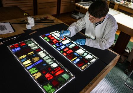 Glasmosaikvinduer, der blev beskadiget i branden, bliver restaureret i Köln i Tyskland.    Foto: Oliver Berg/Ritzau Scanpix