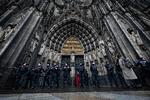 Politiet har været massivt til stede ved domkirken i Köln. Foto: Ina Fassbender/Ritzau Scanpix