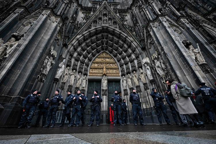Politiet har været massivt til stede ved domkirken i Köln. Foto: Ina Fassbender/Ritzau Scanpix