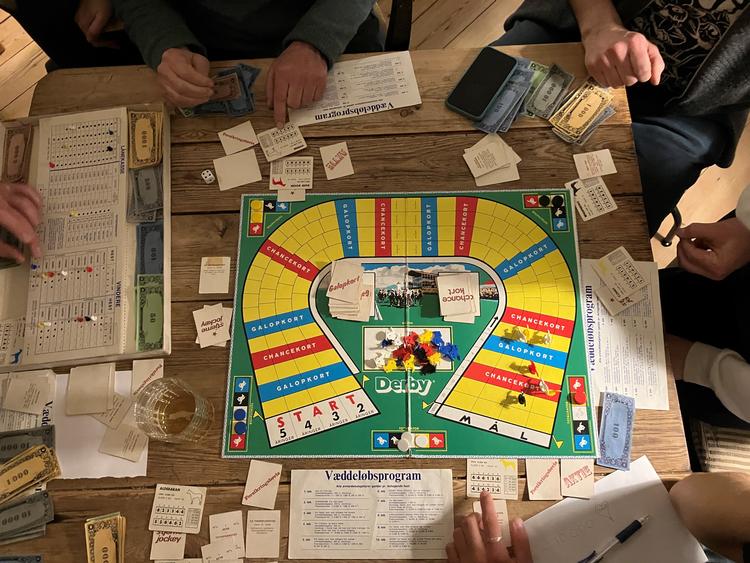 Et spil er midt i sin nervepirrende, afgørende fase i løb 10, hvor pengepræmien på 100.000 kroner kan vende det hele på hovedet. Foto: Sune Højrup Bencke