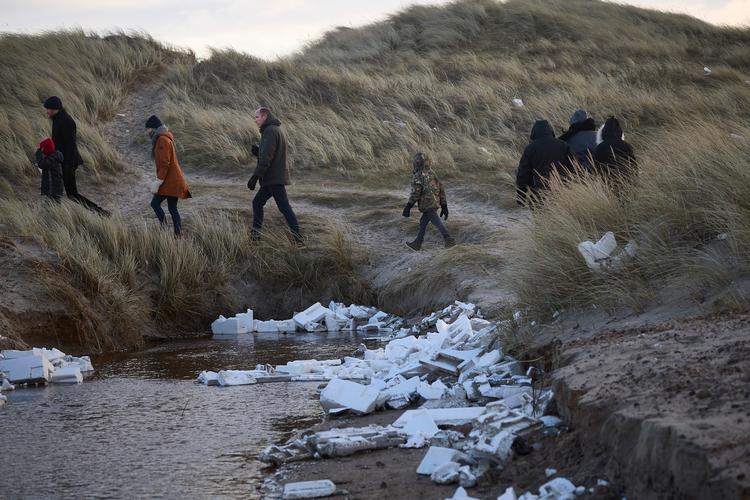 Frivillige har allerede bidraget til at indsamle det tabte gods og placeret det i bunker langs strandene. Foto: Claus Bjørn Larsen/Ritzau Scanpix