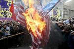 Tilbagevendende manifestation ved den tidligere amerikanske ambasade i Teheran:   Afbrænding af USAs flag.. Foto: Vs Mma**cai**/AP