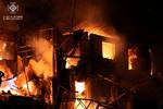 Rusland fortsætter med at angribe både ukrainsk militær og byer. Billedet er fra i går, hvor en ejendom brænder efter et russisk angreb i Odesa-regionen.  Foto: State Emergency Service Of Ukrai/Ritzau Scanpix