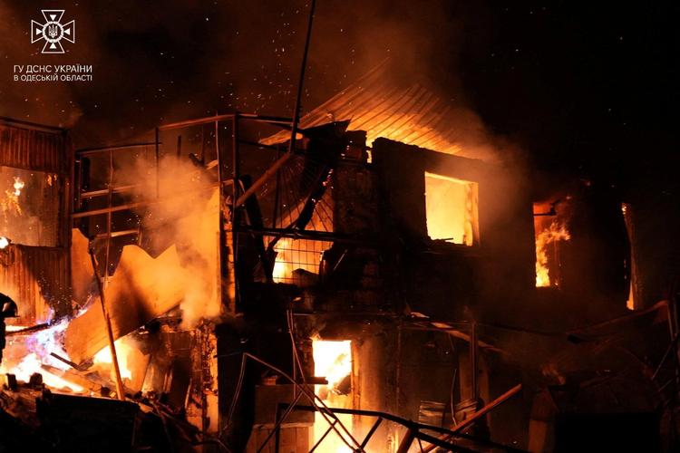 Rusland fortsætter med at angribe både ukrainsk militær og byer. Billedet er fra i går, hvor en ejendom brænder efter et russisk angreb i Odesa-regionen.  Foto: State Emergency Service Of Ukrai/Ritzau Scanpix