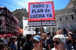 Onsdag var tusindvis af mennesker på gaden i den argentinske hovedstad, Buenos Aires for at demonstrere mod den nye præsident, Javier Mileis dekret, som indeholder omfattende økonomiske reformer Foto: Luis Robayo/Ritzau Scanpix
