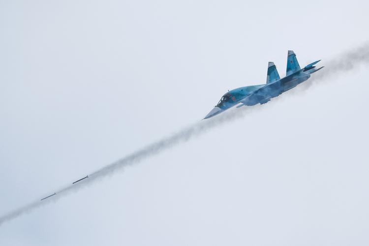 Fire af de fem nedskudte fly var af typen SU-34, som ses på billedet her under en konkurrence i Rusland. Det sidste var et SU-30-fly. Foto: Maxim Shemetov/Ritzau Scanpix