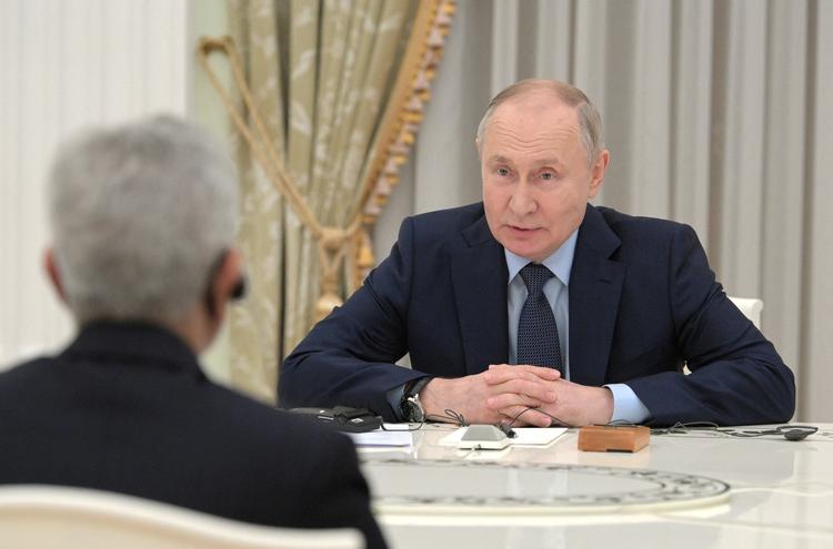 Den indiske udenrigsminister, Subrahmanyam Jaishankar, ses her i samtale med Ruslands præsident, Vladimir Putin.  Foto: Sputnik/Ritzau Scanpix