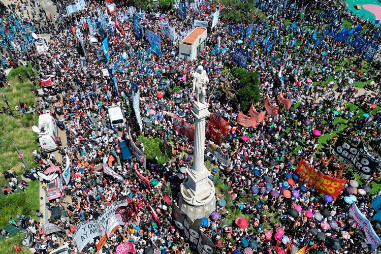 Præsident Javier Mileis omfattende reformer har skabt vrede blandt argentinerne, som demonstrerer i hobetal i blandt andet hovedstaden Buenos Aires. Foto: Luis Robayo/Ritzau Scanpix