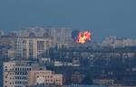 En af de ukrainske byer, der fredag blev ramt af missiler, var hovedstaden Kyiv. Foto: Gleb Garanich/Ritzau Scanpix