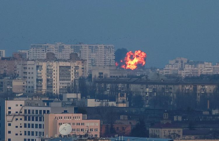 En af de ukrainske byer, der fredag blev ramt af missiler, var hovedstaden Kyiv. Foto: Gleb Garanich/Ritzau Scanpix