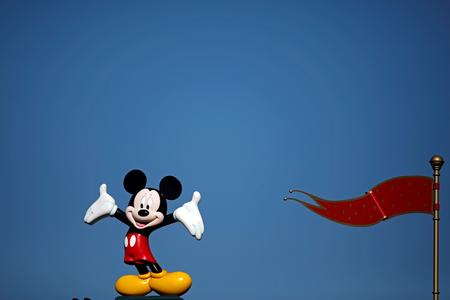 Den moderne Mickey Mouse har mindre spids næse og knap så tynde ben. Her ses han over indgangen til Disneyland i Paris. Foto: Benoit Tessier/Ritzau Scanpix