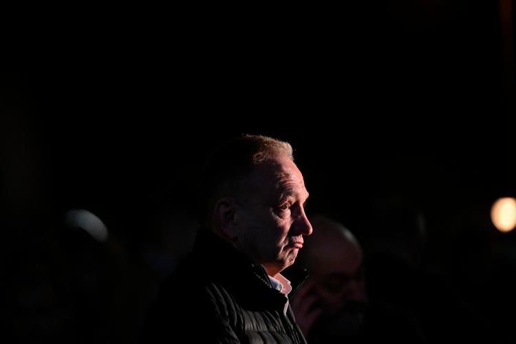 Dragan Djilas, leder af den største koalition i oppositionen i Serbien, svarer på spørgsmål fra pressen foran den serbiske valgkommission i Beograd under en af de demonstrationer, der dagligt har markeret oppositionens utilfredshed med resultatet af valget 17. december, som anklages for at være præget af svindel. Foto: Oliver Bunic/Ritzau Scanpix