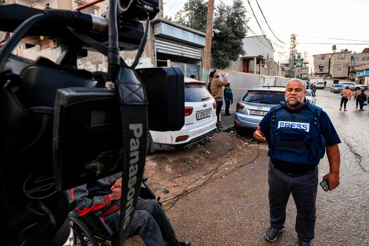 Al Jazeeras Gaza-korrespondent Wael al-Dahdouh fortsætter ufortrødent sin dækning af begivenhederne, selv om han har mistet sin kone, datter, søn og barnebarn i et israelsk angreb. Foto: Mahmud Hams/Ritzau Scanpix