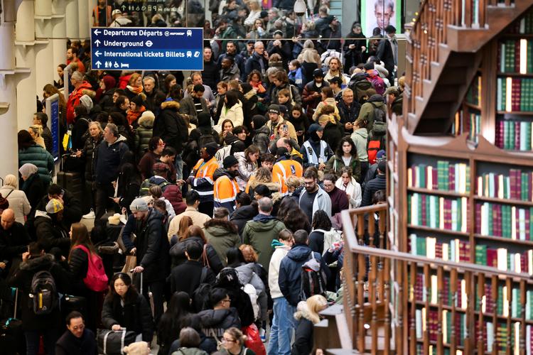 Mange skuffede passagerer fotograferet i St Pancras Internationale Station i London.  Foto: Belinda Jiao/Ritzau Scanpix